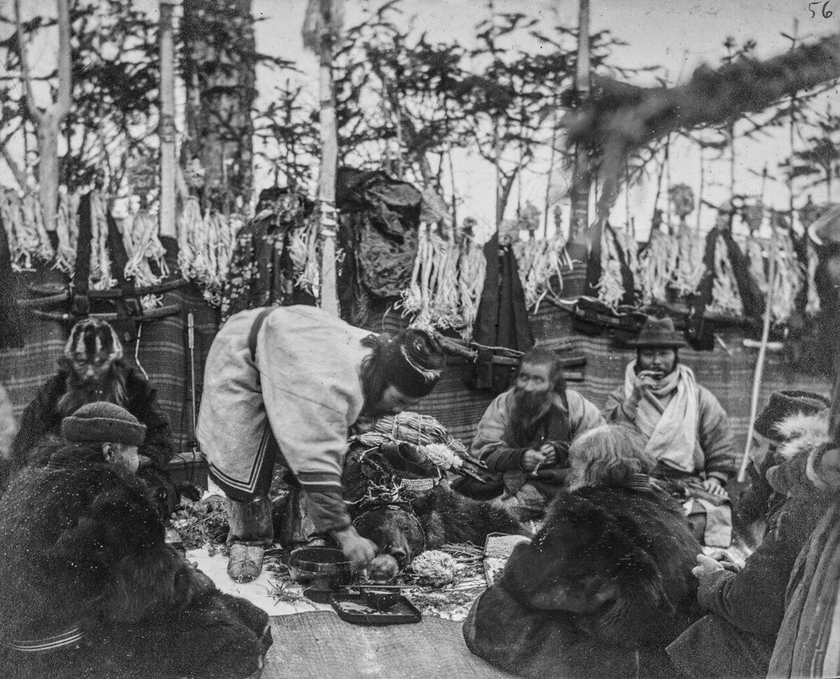 Das Bärenfest des indigenen Volkes der Ainu. Der dritte Tag.
