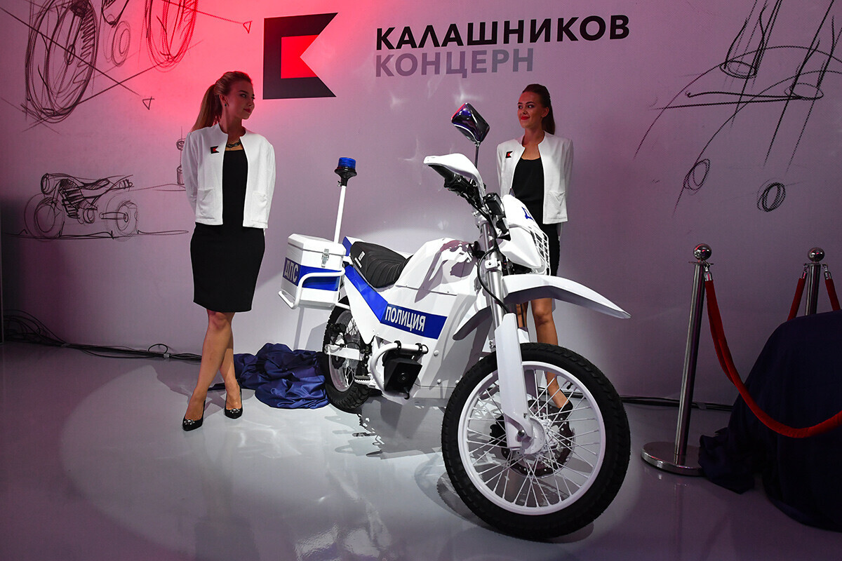 Електричен мотоцикл за единиците на сообраќајната полиција на концернот „Калашников“, на презентација на нови проекти.  

