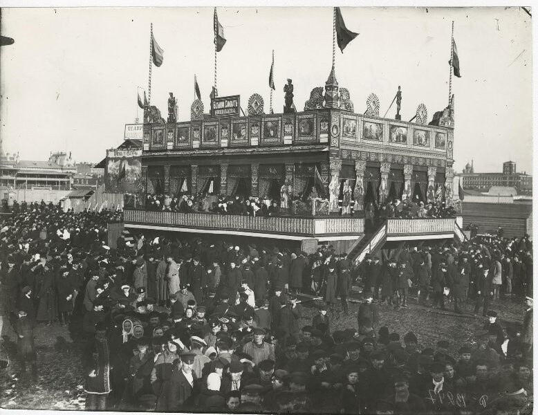 Un balagán, tipica costruzione in legno per spettacoli teatrali temporanei durante le fiere, 1898 