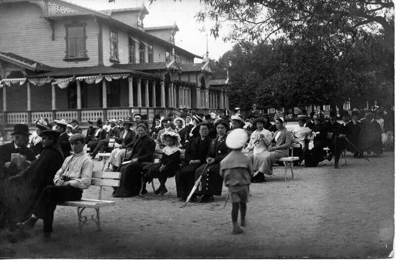 Spettatori davanti al kursaal (struttura tipica delle località di villeggiatura in grado di ospitare spettacoli) di Gapsal (oggi Haapsalu, in Estonia), 1910-1917
