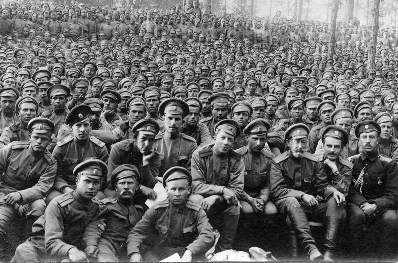 I militari del 267º Reggimento di fanteria “Dukhovshchinskij” assistono a uno spettacolo del teatro reggimentale, 29 giugno 1916
