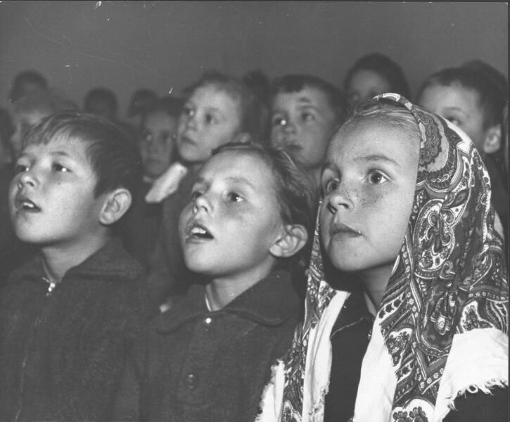 Piccoli spettatori al teatro dei burattini. Palazzo della cultura dei lavoratori dell’industria tessile della città di Kamyshin, 1954 