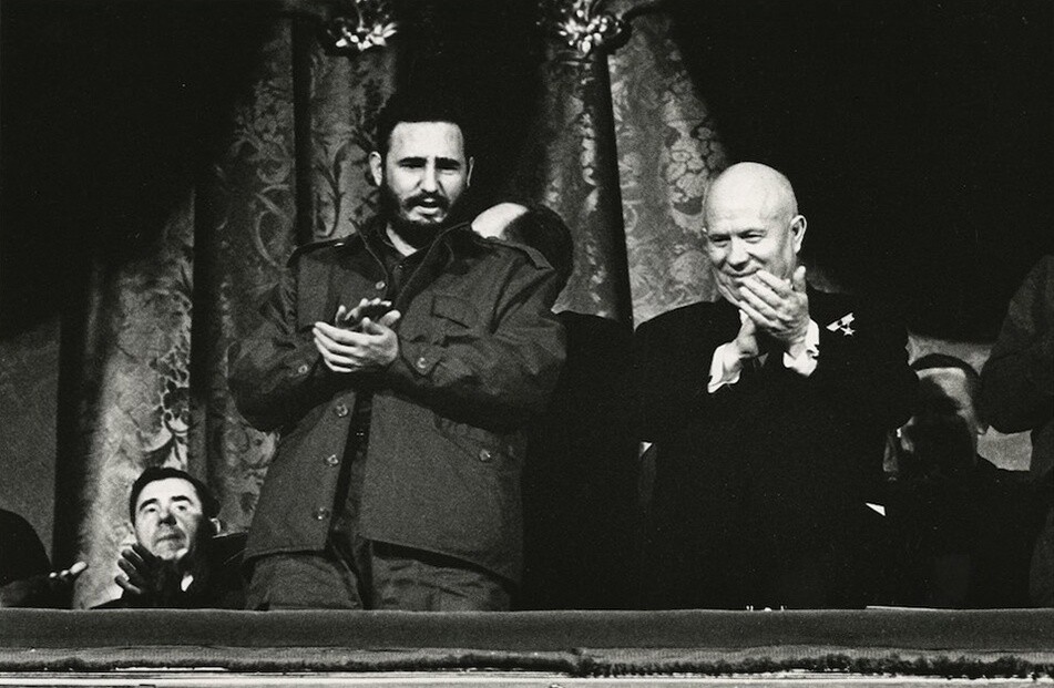 Fidel Castro e Nikita Khrushchev al Teatro Bolshoj di Mosca. I due leader assistettero al “Lago dei Cigni” con Maja Plisetskaja come prima ballerina. Seduto a sinistra, si riconosce il ministro degli Esteri sovietico Andrej Gromyko, 1º maggio 1963