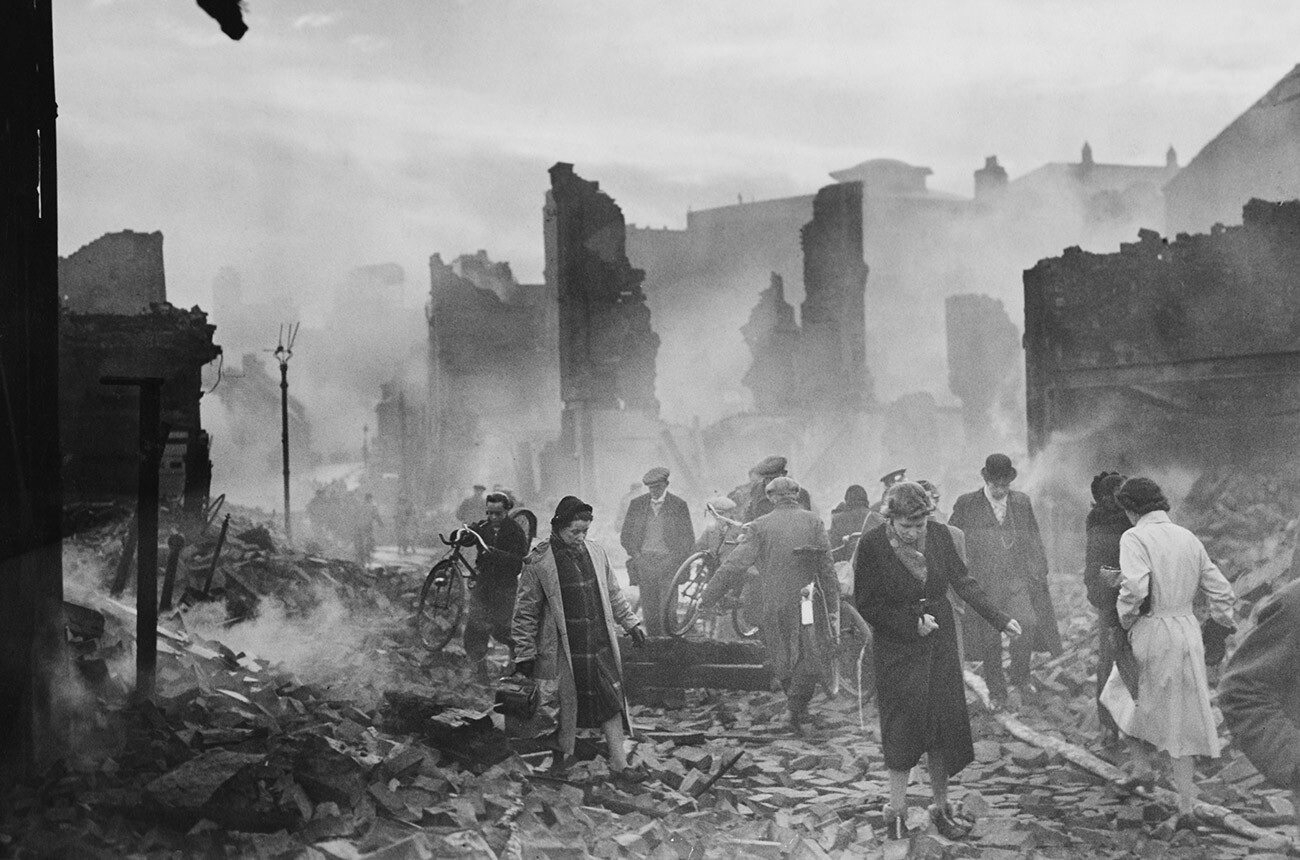 Le rovine di Earl Street a Coventry durante il devastante Blitz di Coventry della Seconda Guerra Mondiale, nel novembre 1940. L'incursione più grave ebbe luogo la notte del 14 novembre, perciò si ipotizza che questa immagine sia stata scattata il 15 novembre