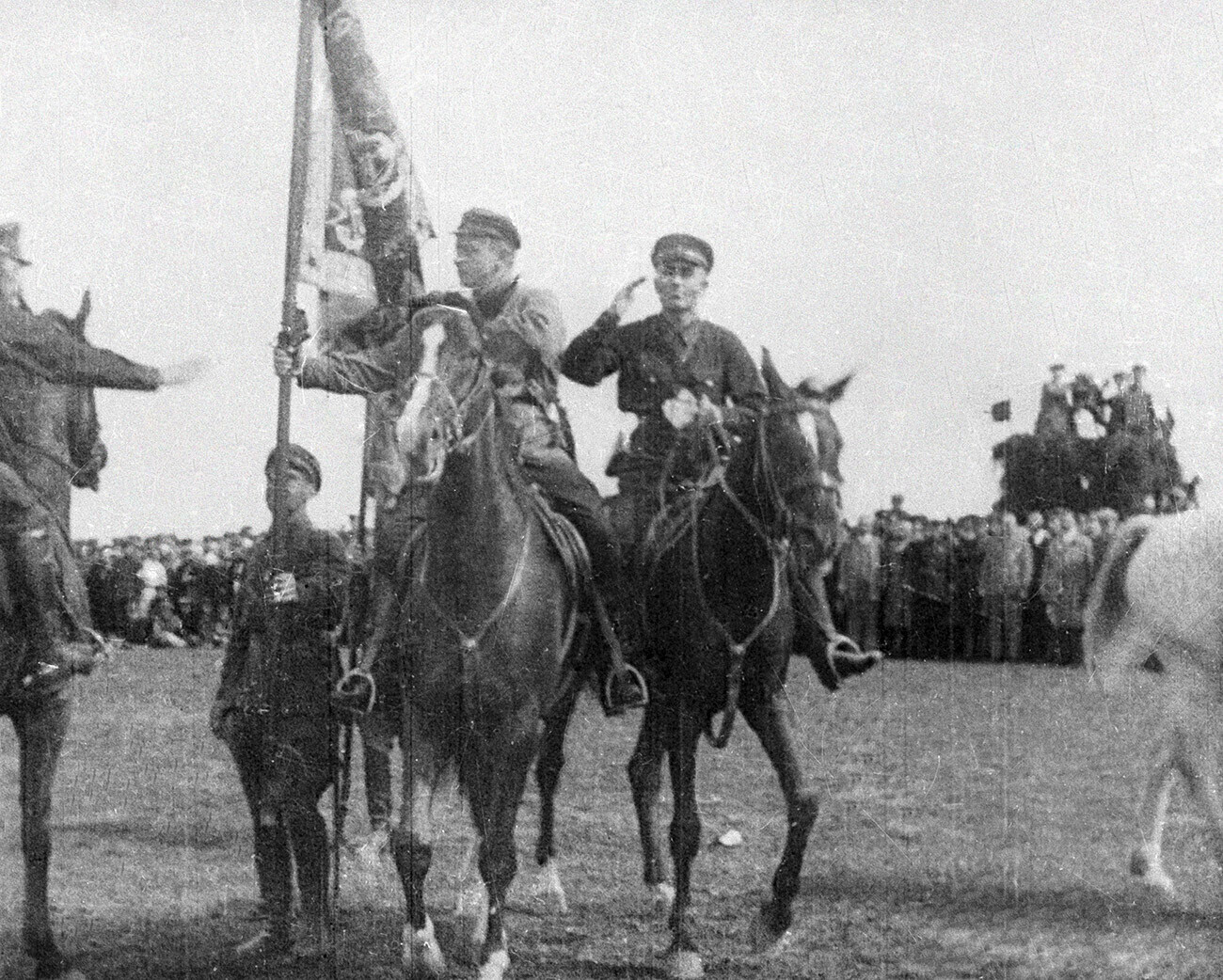 Mikhail Tukhachevsky menyerahkan spanduk tersebut ke divisi kavaleri Distrik Militer Leningrad.