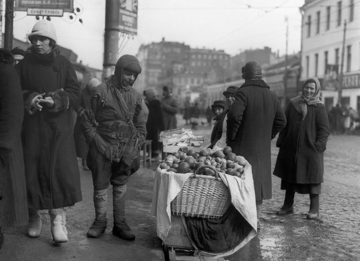 Un vendedor ambulante en Smolénskaia Ploshchad. Rusia, Moscú, 1921-1925