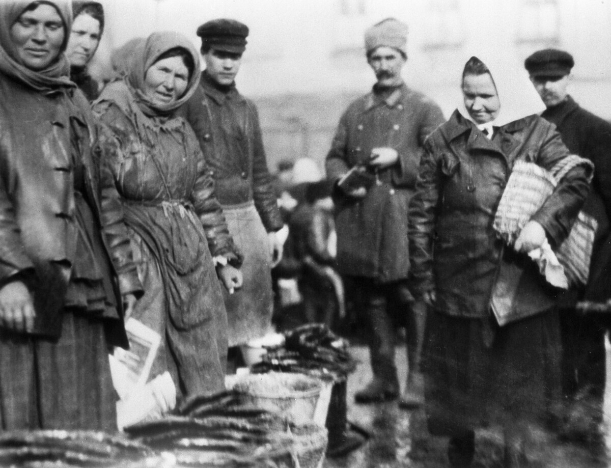 Vendedores de salchichas en el mercado Sújarevski, 1922 