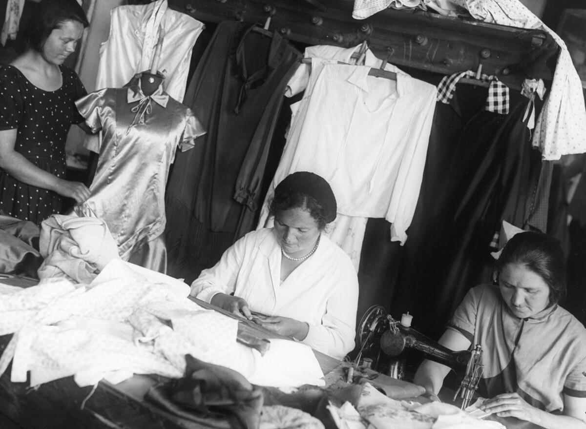 Costureras de la cooperativa Udarnik artel mientras cosen ropa. URSS, Región de Kalinin,  1934 