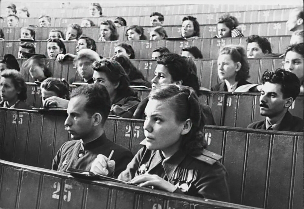 Prvo povojno predavanje v veliki dvorani Moskovske državne univerze, 1. september 1945
