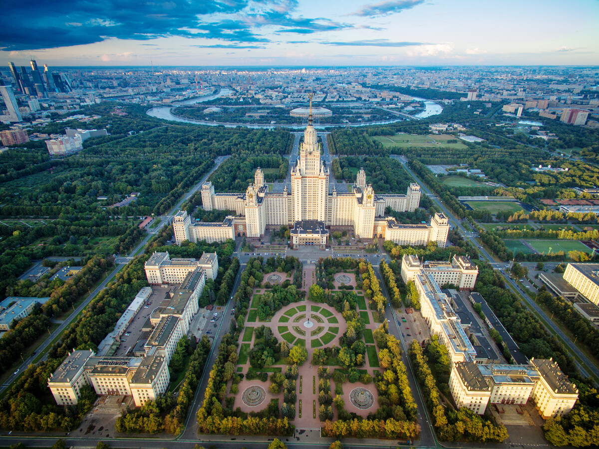 Moskva. 29. avgust 2015. Pogled na glavno stavbo Moskovske državne univerze Lomonosova (MGU) 