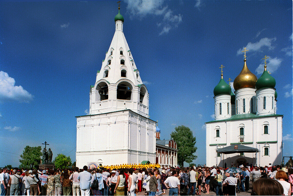 Kolomna. Pembukaan monumen ke Sts. Kirill & Methodius. Latar belakang: Menara lonceng & Katedral Asumsi. 23 Mei 2007.
