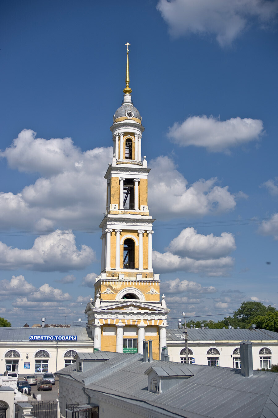 Menara lonceng Gereja St. John the Divine, diapit oleh arkade perdagangan. Pemandangan dari Rumah Lazhechnikov. 11 Juli 2009.