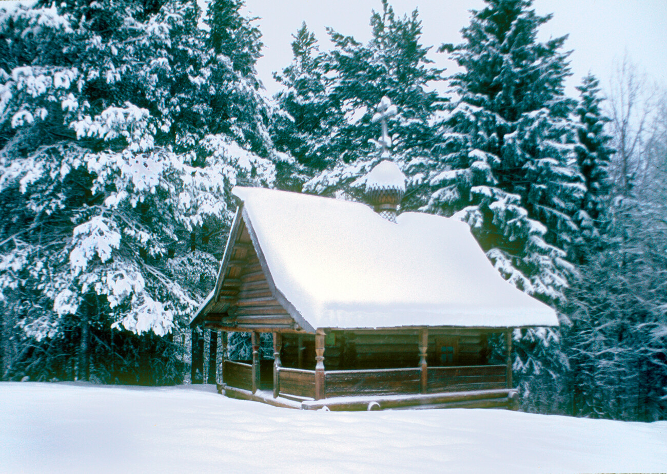 Vista invernale della Cappella del Profeta Elia, villaggio di Mamonov Ostrov. 30 dicembre 1998