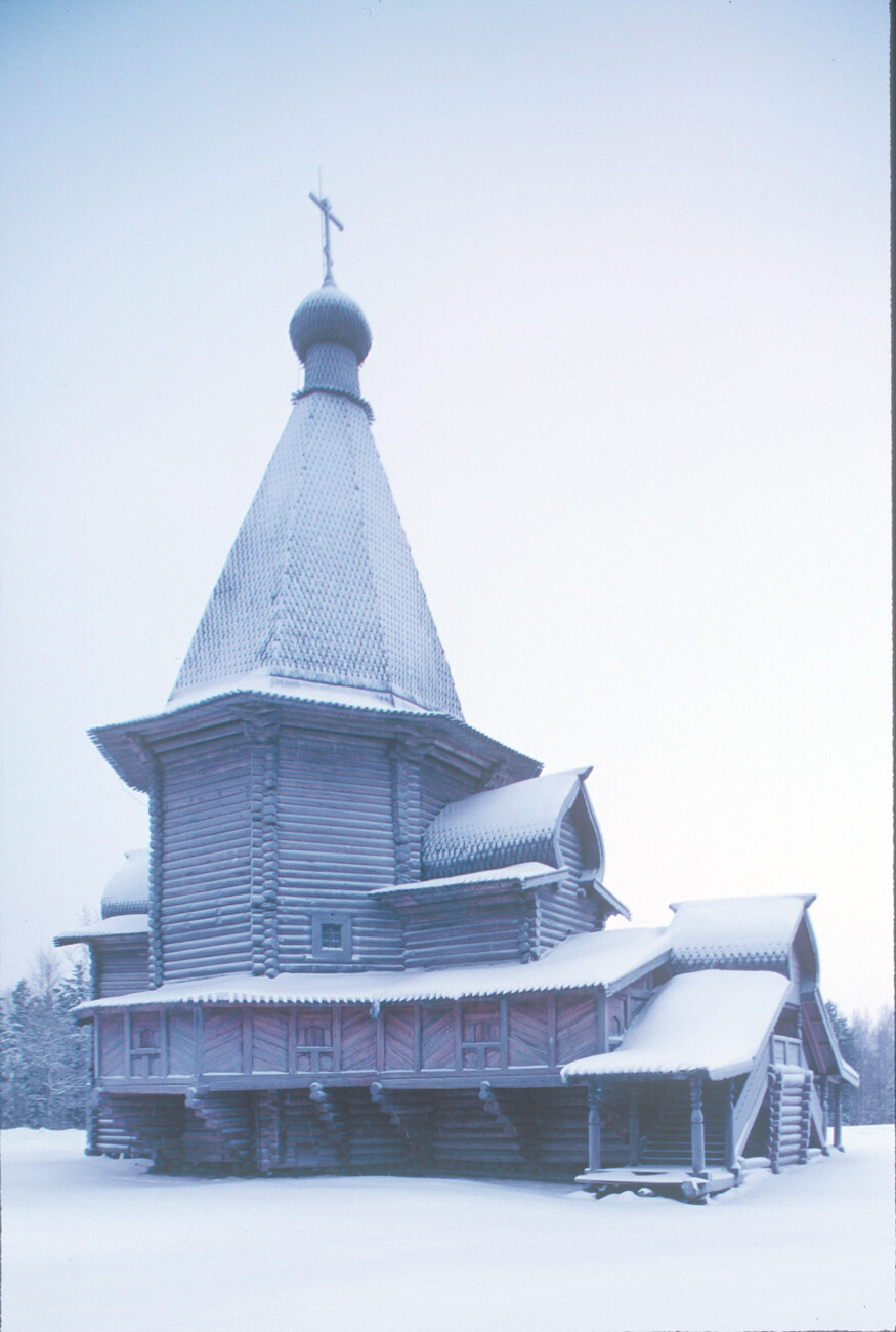 Chiesa di San Giorgio, originariamente costruita nel villaggio di Vershina, nel distretto di Verkhnetoima. Vista nord. 30 dicembre 1998
