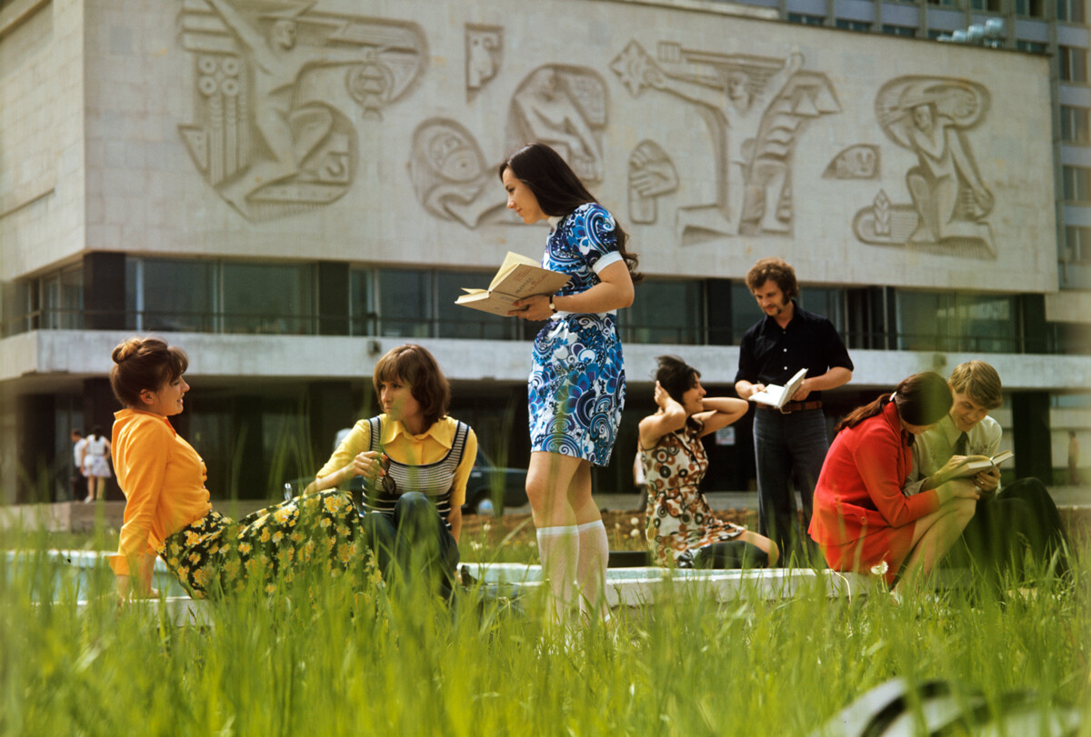 Studenti davanti al primo edificio di scienze umanistiche, 1975

