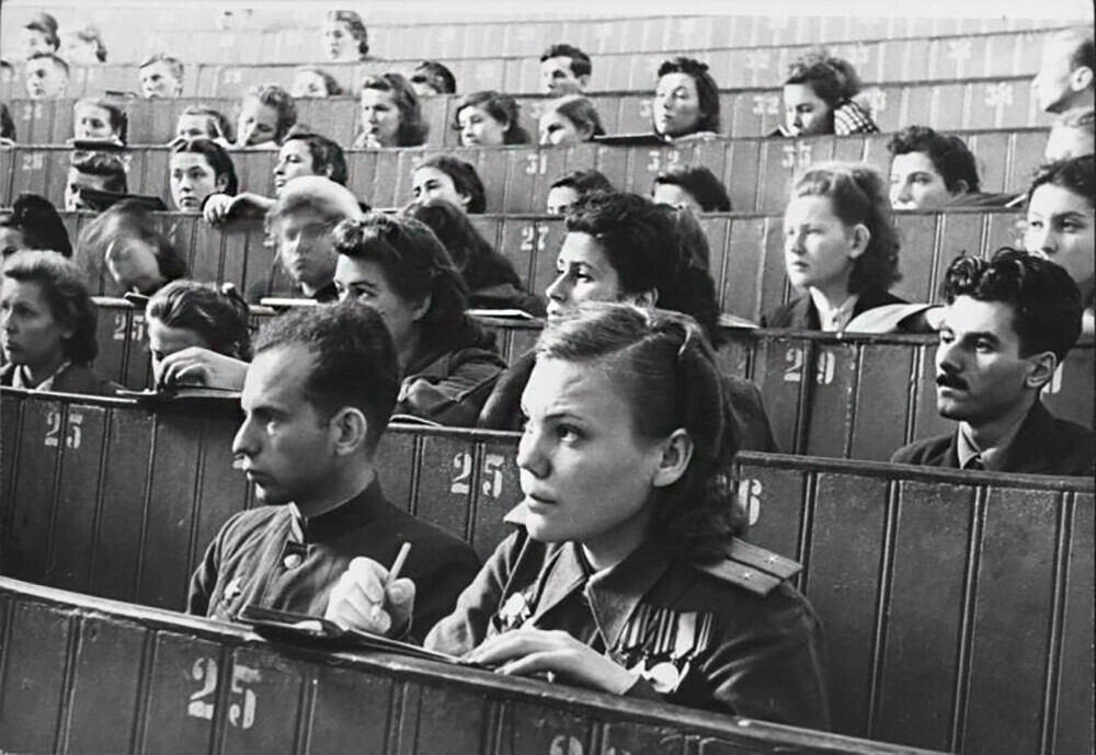 Првото предавање по војната во Големиот амфитеатар на МГУ, 1 септември 1945.

