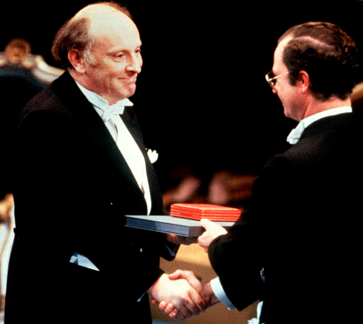 El poeta Joseph Brodsky, galardonado con el Premio Nobel, recibe el Premio Nobel de manos del rey sueco Carlos XVI Gustavo en la ceremonia de entrega del Nobel en Estocolmo, el 10 de diciembre de 1987.