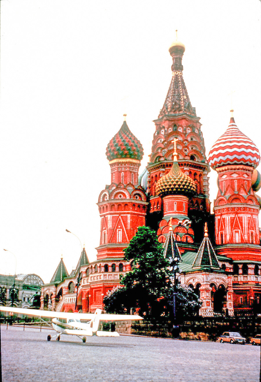 Am 28. Mai 1987 drang der deutsche Hobbyflieger Mathias Rust in den hoch gesicherten sowjetischen Luftraum ein und landete auf dem Roten Platz in Moskau.
