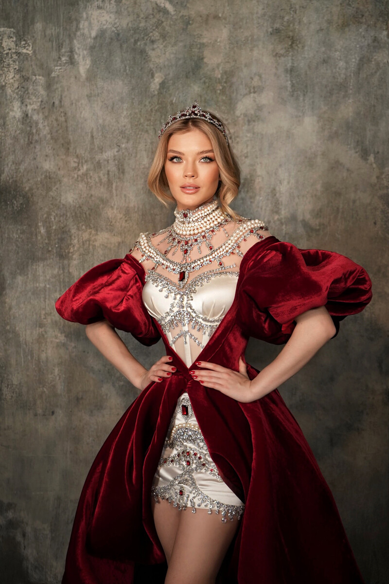Zmagovalka naslova Miss Rusije 2022 Anna Linnikova med fotografiranjem. 
