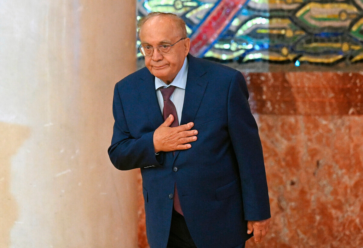 Reitor da MGU, Viktor Sadovnitchi, cumprimentando os calouros
