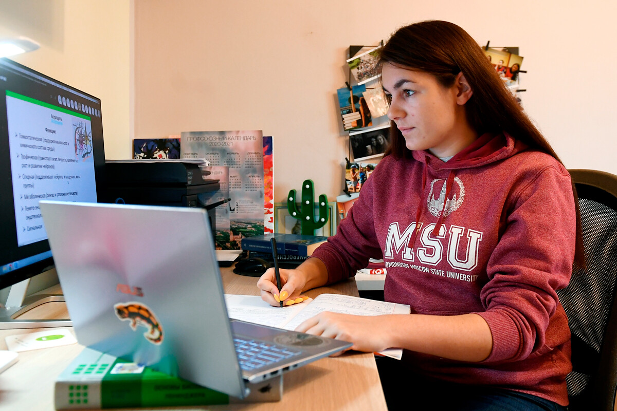 Estudiante de la Universidad Estatal de Moscú (MGU) Lomonósov en su casa.