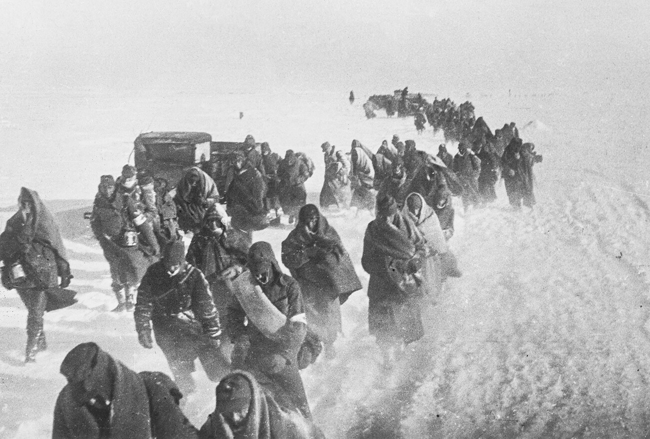 Velika Domovinska vojna 1941-1945, bitka za Stalingrad (17. julij 1942 - 2. februar 1943). nacistični vojaki v ujetništvu blizu Stalingrada. 