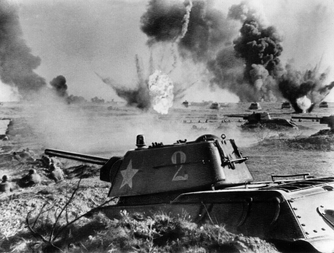 Batalha de Stalingrado. Tanques T-34 em 1942 ou1943.