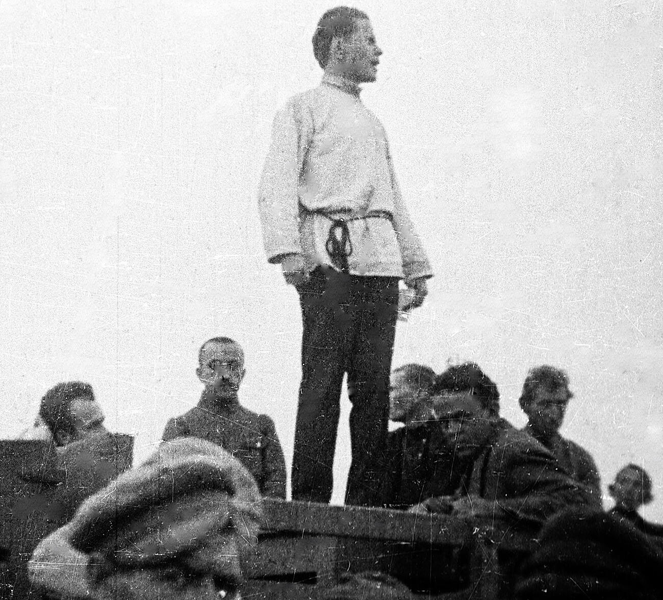 Um dos organizadores do Partido Comunista dos Estados Unidos (1919), participante da Grande Revolução Socialista de Outubro, autor do livro Dez dias que abalaram o mundo. Escritor e jornalista americano John Reed (1887 - 1920) em reunião em Nakhitchevan