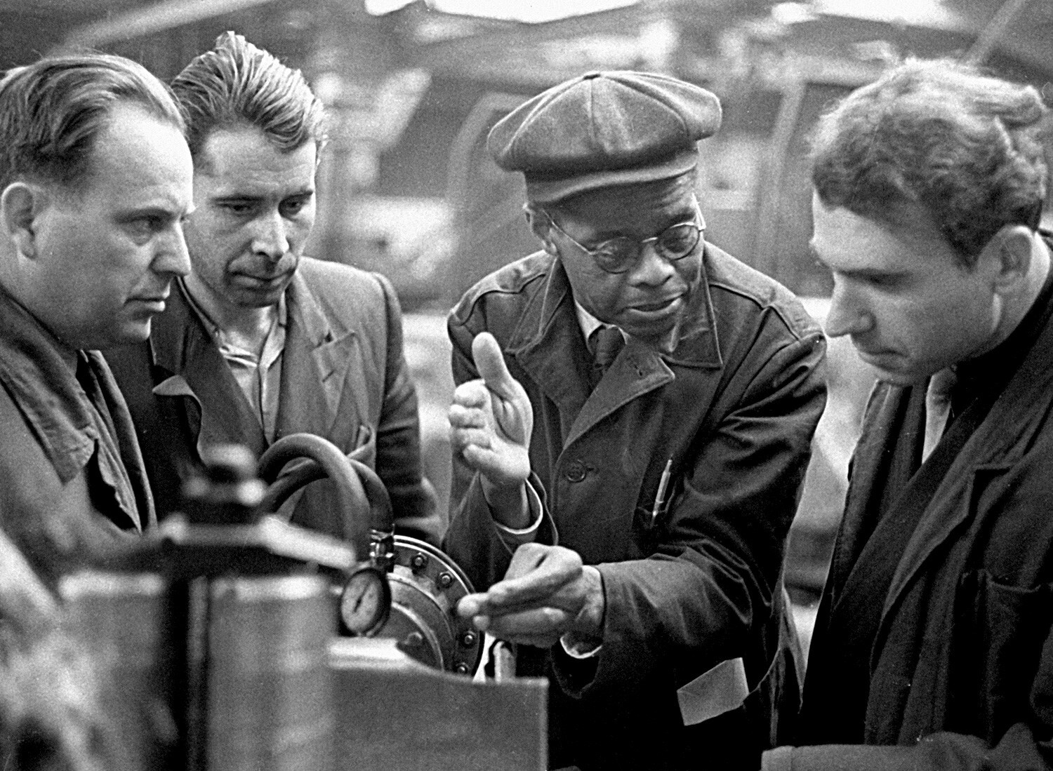 Robert Robinson (segundo à direita) instruindo operários em fábrica soviética