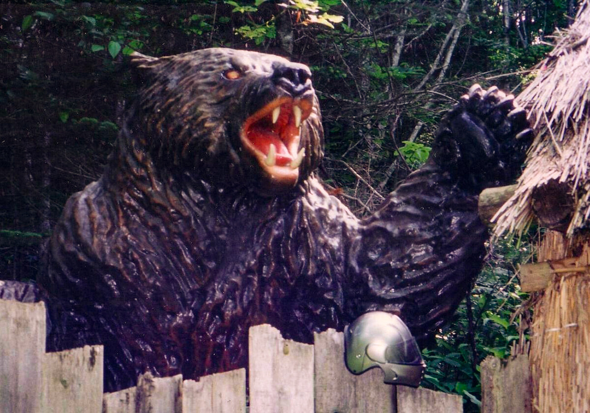 Una riproduzione dell’orso Kesagake, che terrorizzò il Giappone uccidendo sette contadini. Notate l’elmetto per capire le sue spaventose dimensioni