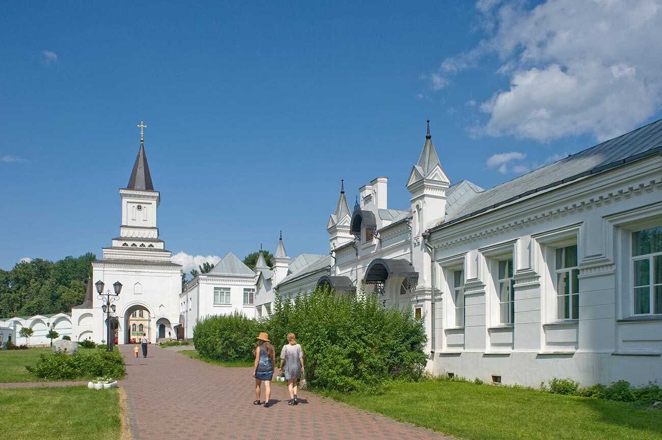 St. Nicholas-Ugreshky Monastery. Holy Gate with Chapel of St. Nicholas. Right: Prosphora Bakery. July 10, 2013