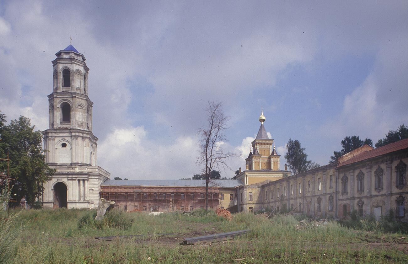 St. Nicholas-Ugreshky Monastery. From left: bell tower with attached infirmary, Church of Icon of the Virgin 