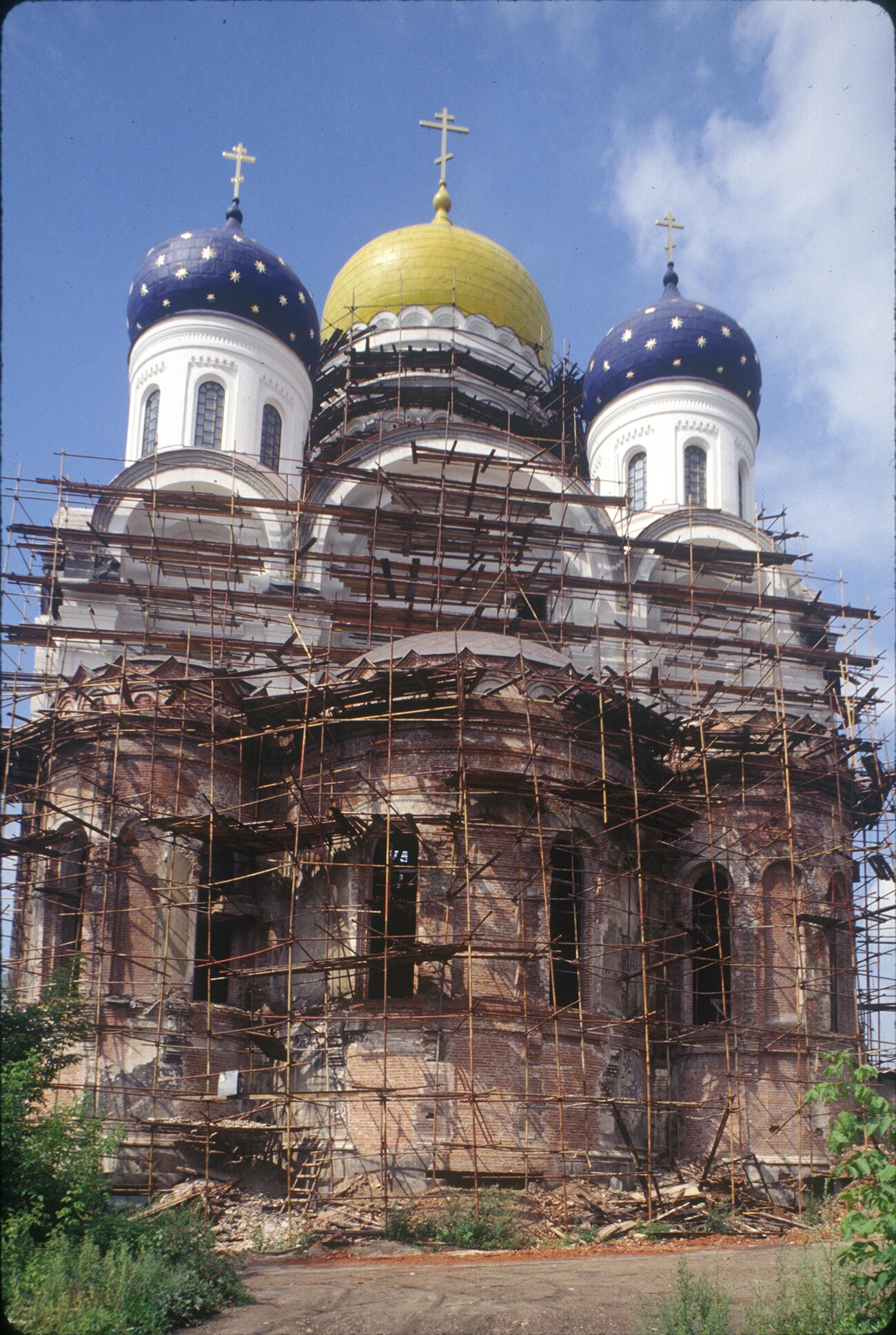 St. Nicholas-Ugreshky Monastery. Transfiguration Cathedral, east view (under restoration). August 4, 1996