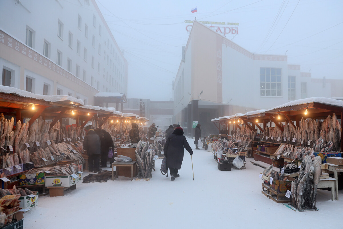 Un mercato all’aperto nelle strade di Jakutsk, capitale della Repubblica di Jacuzia (Sakhá). I venditori non hanno certo bisogno di frigoriferi