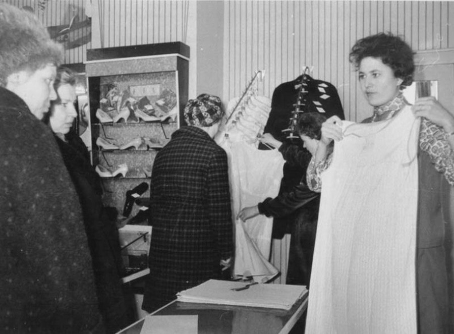 Prodajalka Degtjarenko V. kaže spodnje obleke strankam.  