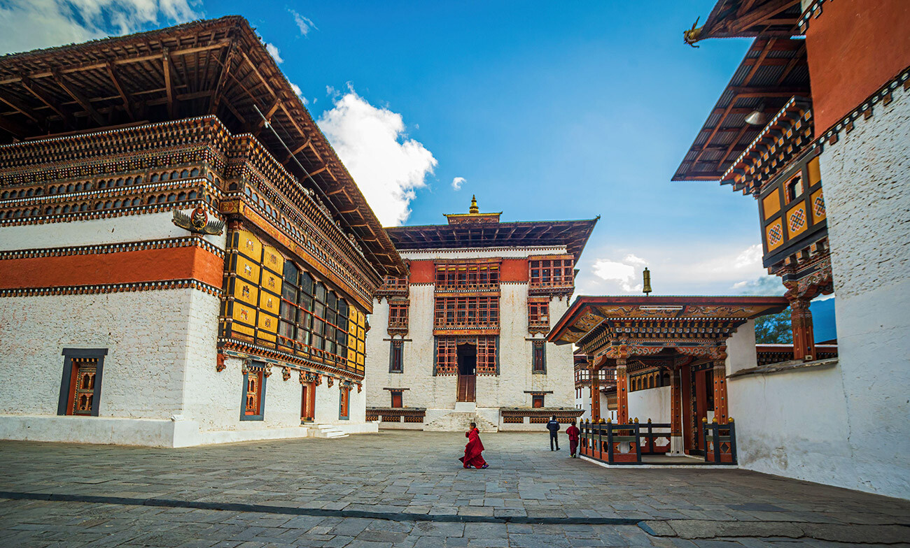 Thimphu, Butan. Dvorišče vladnega urada v Tashichhoe Dzongu