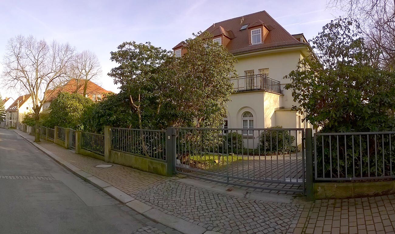 La villa dove Paulus visse in un quartiere residenziale di Dresda, nella Repubblica Democratica Tedesca