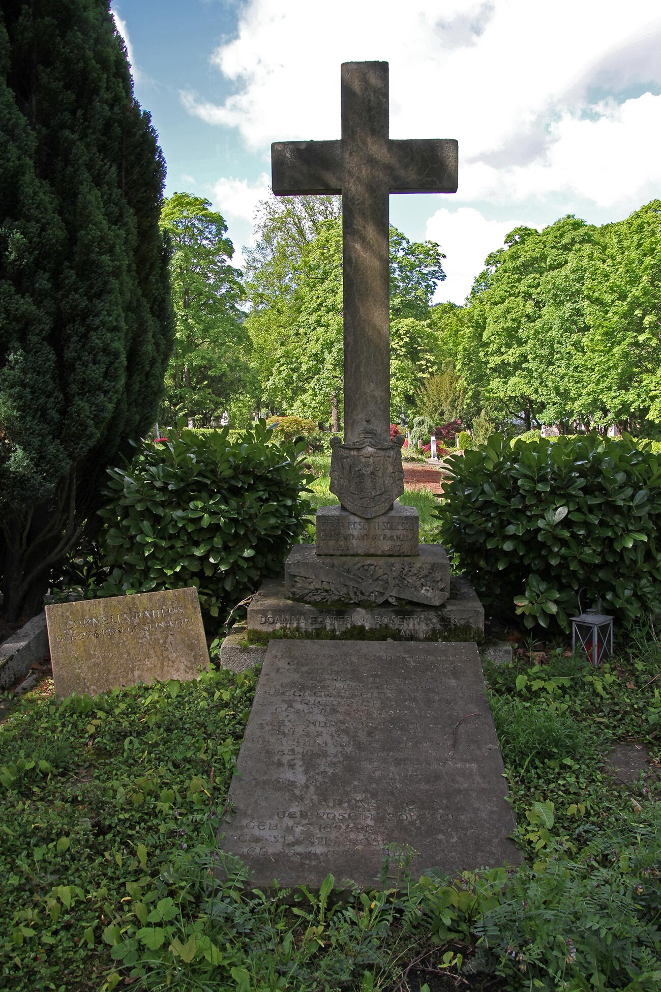 La tomba che contiene le ceneri di Paulus a Baden-Baden, accanto alla sepoltura della moglie Costanza Elena Rosetti-Solescu, che non lo rivide più dopo la guerra