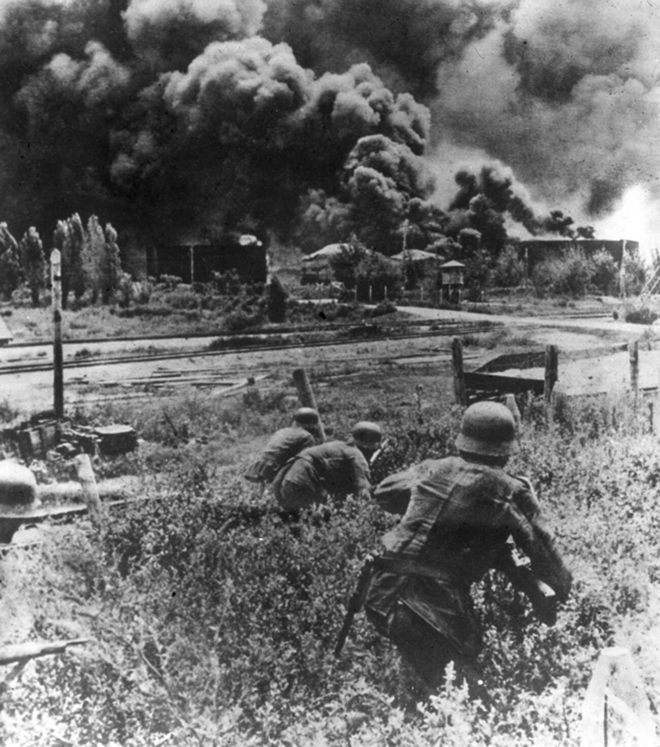 Soldati tedeschi in azione presso Majkop, in Adighezia, sul versante settentrionale della catena del Caucaso