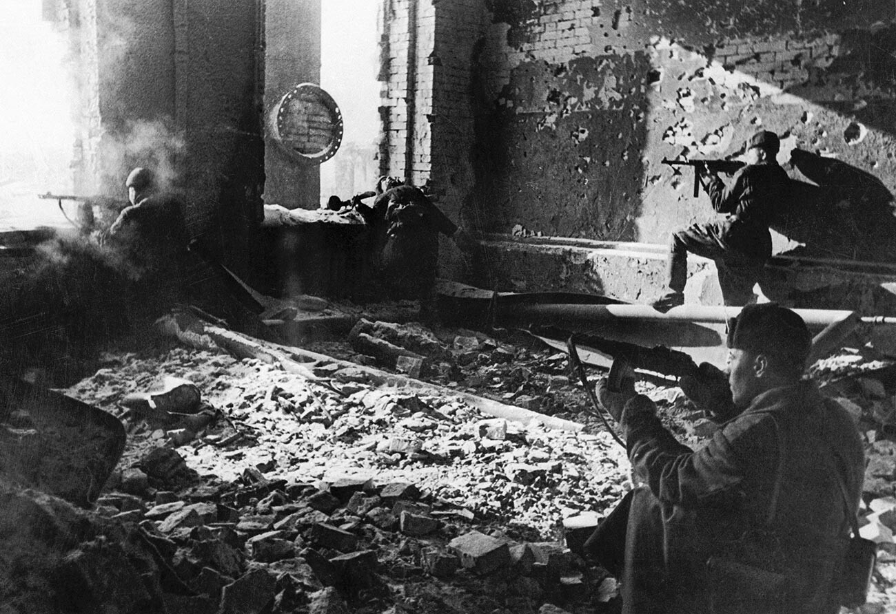 Truppe sovietiche impegnate nella difesa casa per casa di Stalingrado