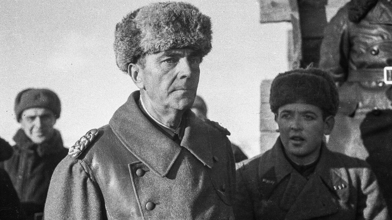 I soldati sovietici fanno prigioniero il feldmaresciallo tedesco Friedrich Paulus 