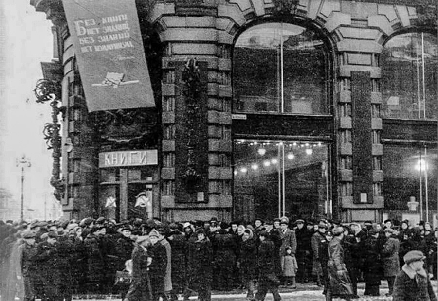 Fotografija iz leta 1948. Otvoritev Leningrajske knjigarne 