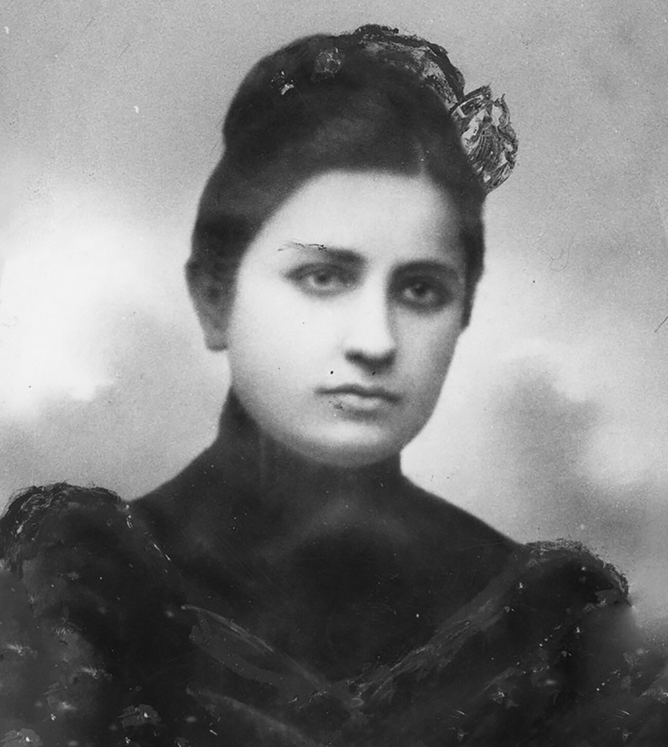 Jekaterina Svanidze (1880-1907), Stalinova prva žena. Fotografija iz leta 1904, ki jo najdemo tudi na njenem grobu