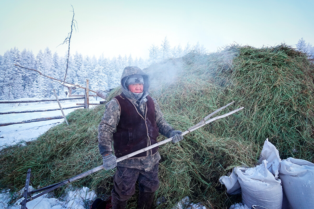Kmet nosi debela oblačila, saj se je temperatura 24. decembra 2021 v ruski pokrajini Omjakon spustila na 60 stopinj Celzija pod ničlo. 