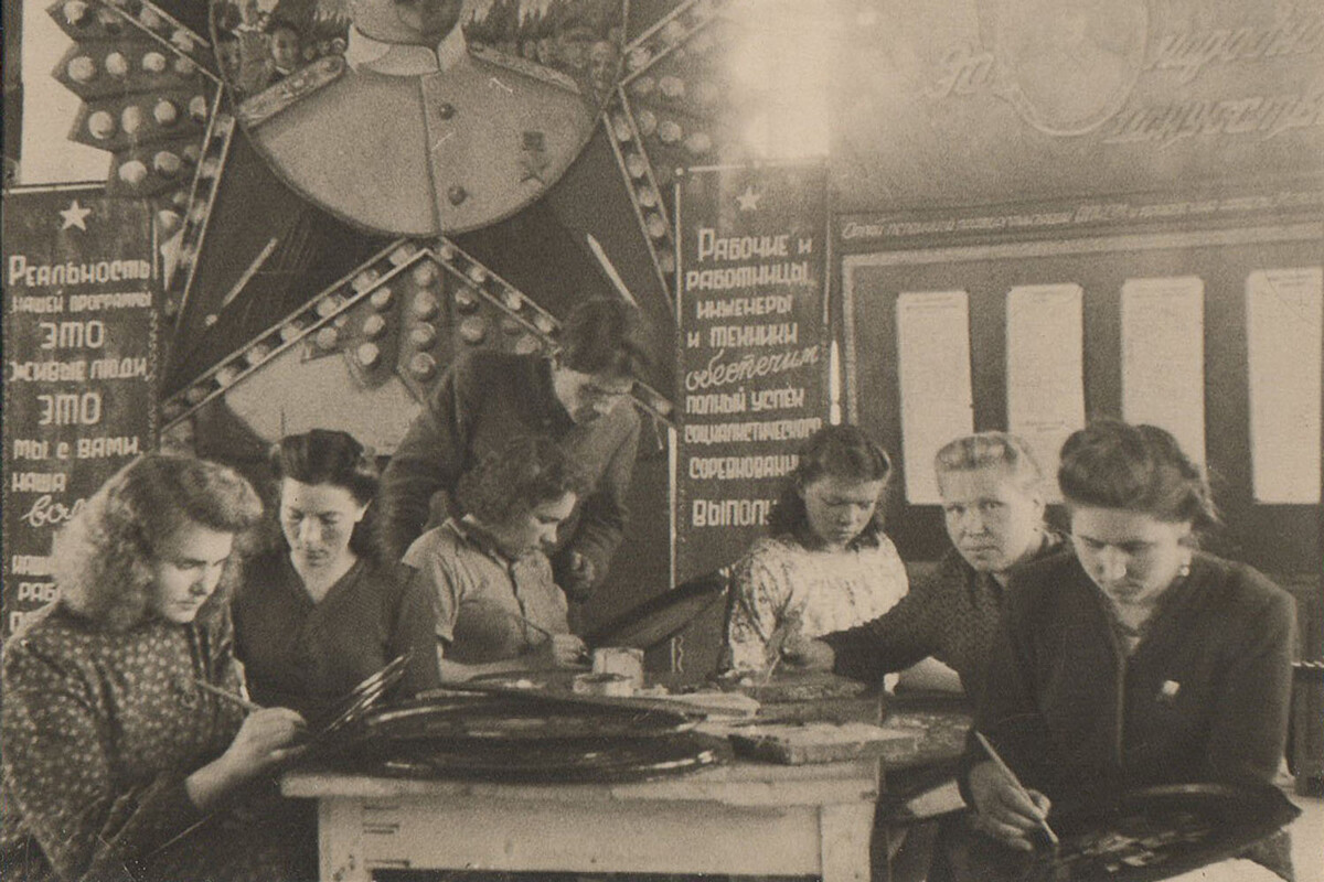Girls studying the Zhostovo craft.