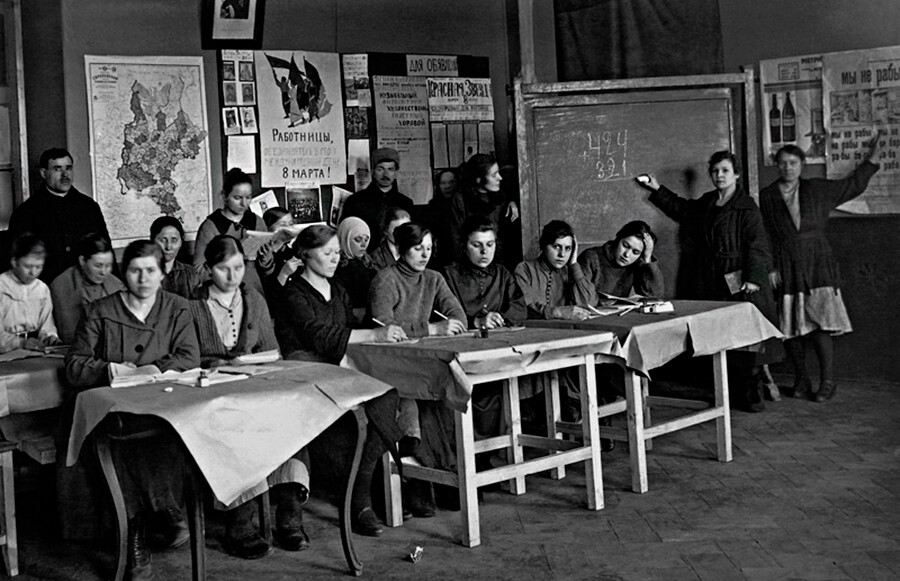 Aula de alfabetização do clube de trabalho Krasnaia Zvezda