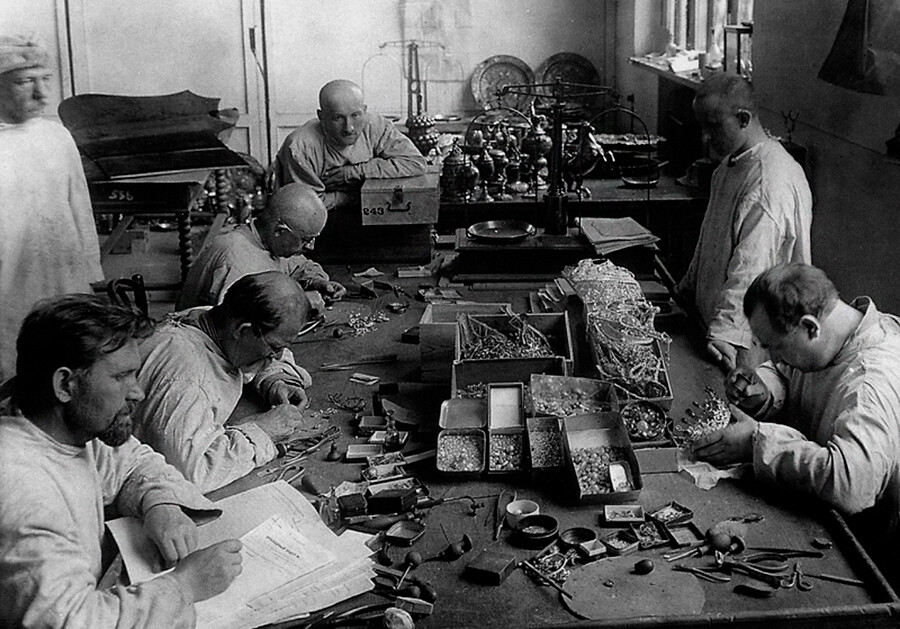Funcionários do Gokhran extraindo gemas de joias 