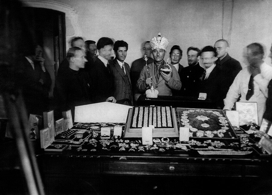 Um dos convidados estrangeiros do Gokhran experimentando a coroa dos imperadores russos. Em suas mãos estão os símbolos do poder real - o cetro e o orbe
