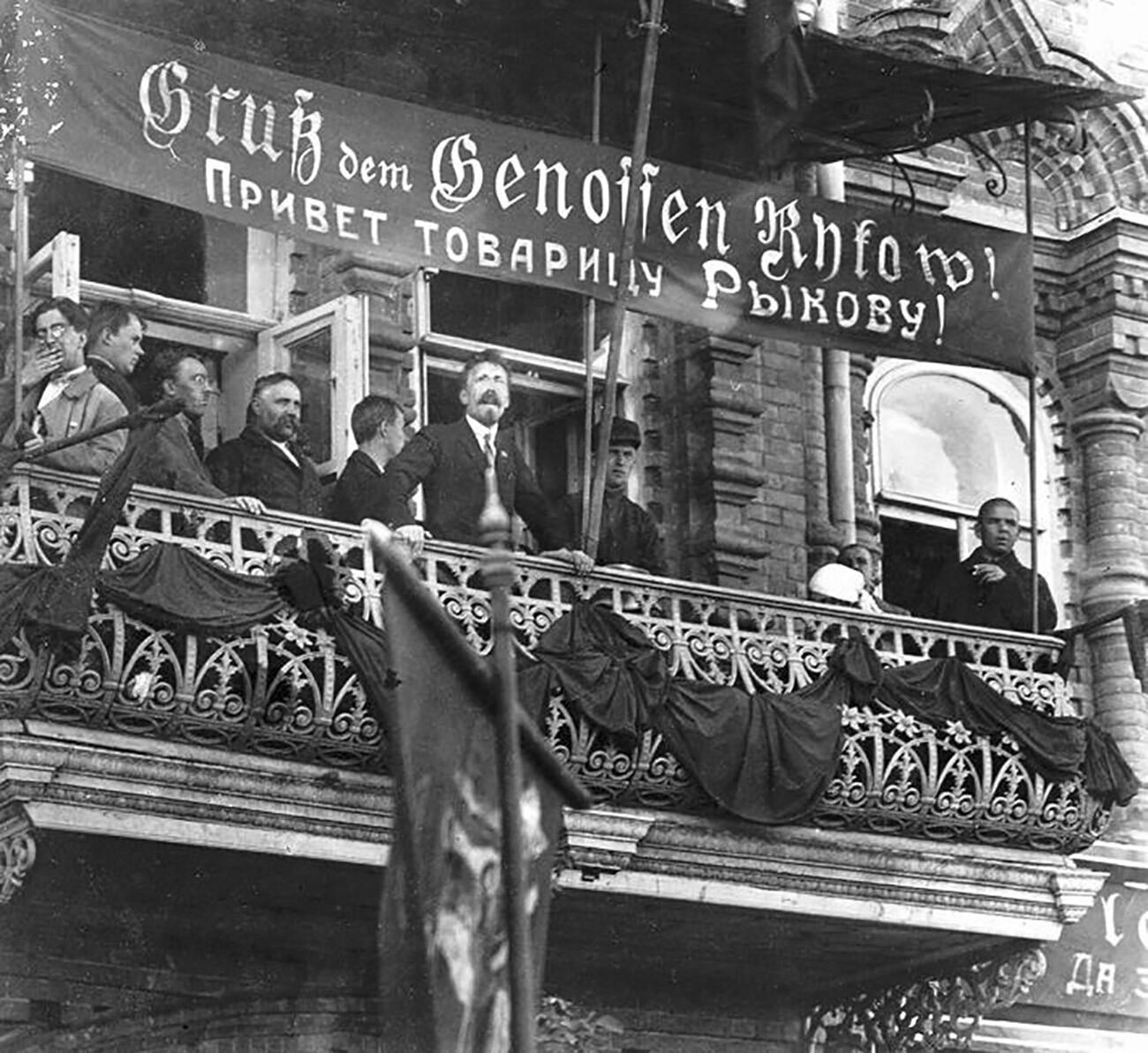 Der Vorsitzende des Rates der Volkskommissare der Sowjetunion Alexej Rykow bei einem Besuch in Pokrowsk, der Hauptstadt der Wolgadeutschen ASSR, im September 1924.

