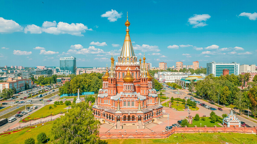 Сончево есенско утро, Црвениот плоштад во Ижевск, Соборна црква на свети Михаил.
